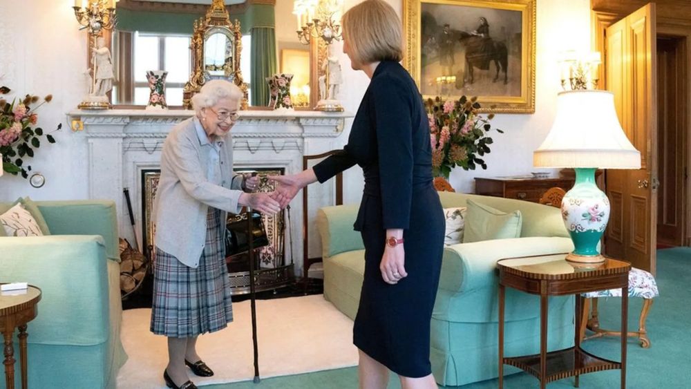 Picture of Liz Truss meeting with Queen Elizabeth II right before Elizabeth's death.
