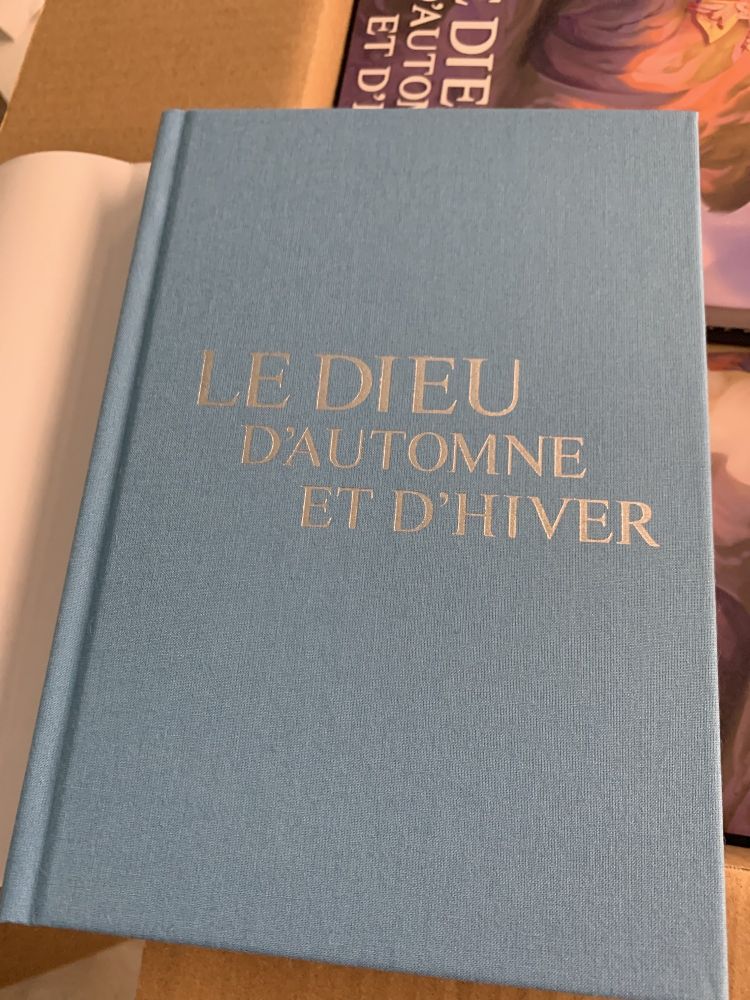 Surimpression en dorée sur un fond bleu hiver du titre du roman. Le dieu d'automne et d'hiver.
