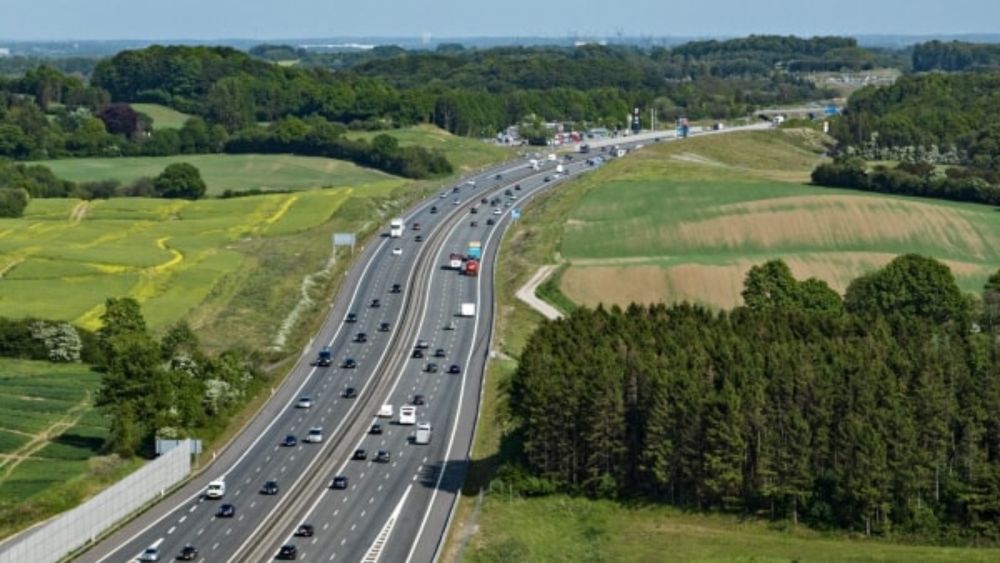 Snart kører asfaltmaskinen igen: Skal vi absolut have mere motorvej?