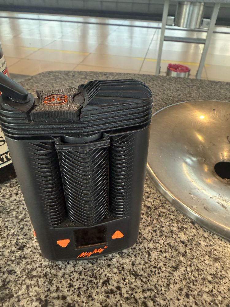 Mighty+ von Storz und Bickel auf 1 Tisch im Raucherbereich Frankfurt Flughafen Fernbahnhof Gleis 6