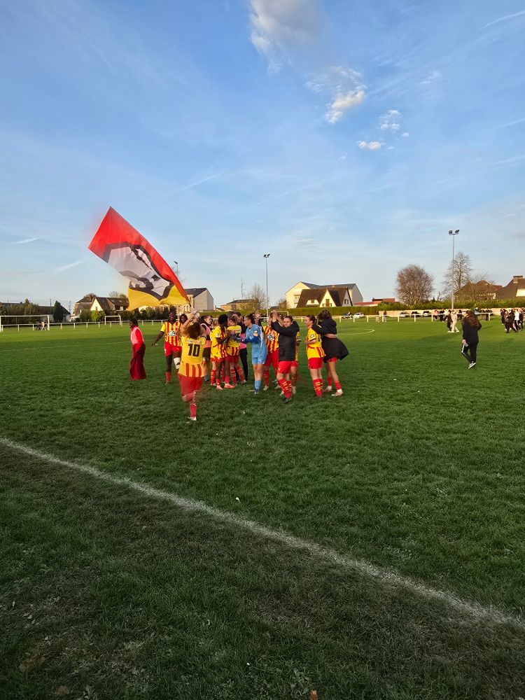 Joueuses de Lens célébrant la qualification au second tour avec un drapeau de supporter " Lens Capitale" 