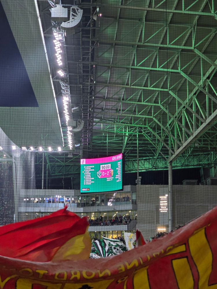 Ecran géant indiquant VICTOIRE 2-0 RCLENS face à Saint-etienne 