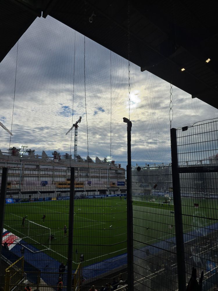 le Stage de la Meinau  avec une de ces tribunes latéral fermée pour travaux vu du parcage visiteur 