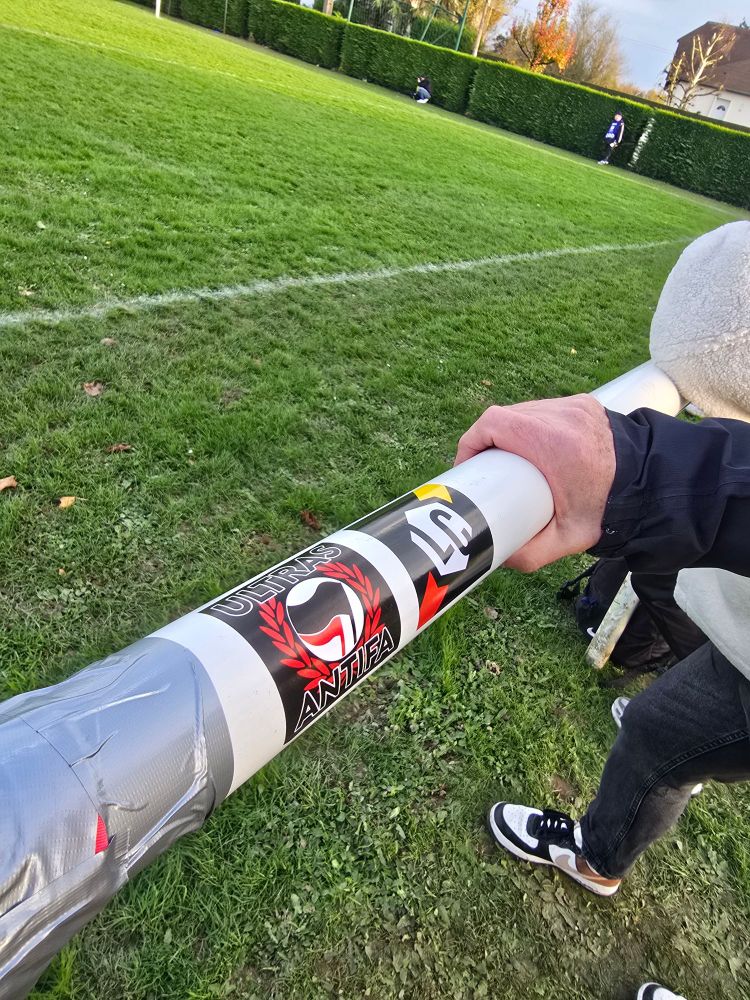 Stick "ULTRAS ANTIFA"et "LC" (lens capitale)