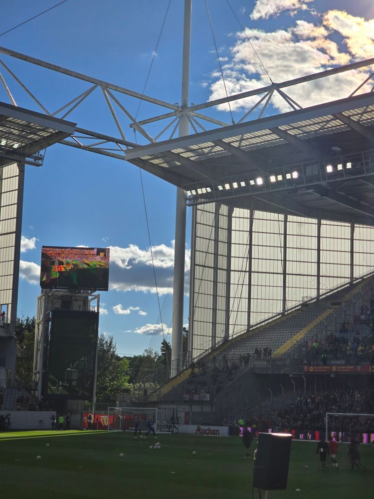 Tribune visiteur avec quelques supporter Niçois présent. 