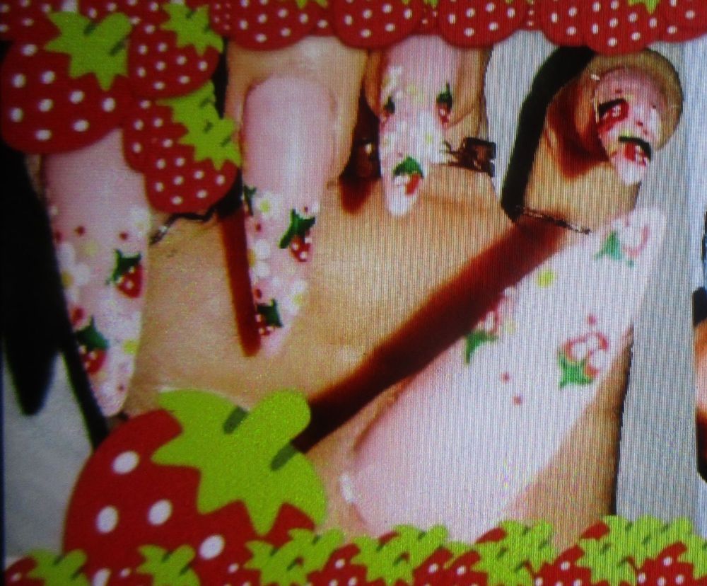 苺柄ネイルデザイン