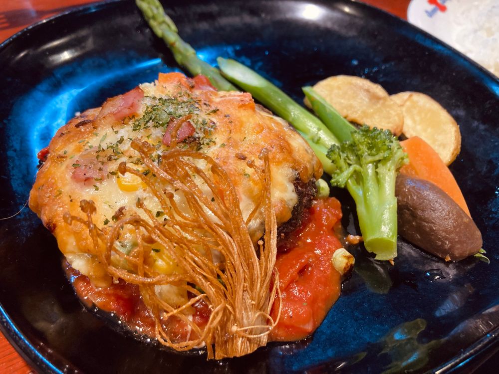 喫茶店のイタリアンハンバーグ。チーズとトマトソースが載ったハンバーグとお野菜がいろいろ一緒になっている