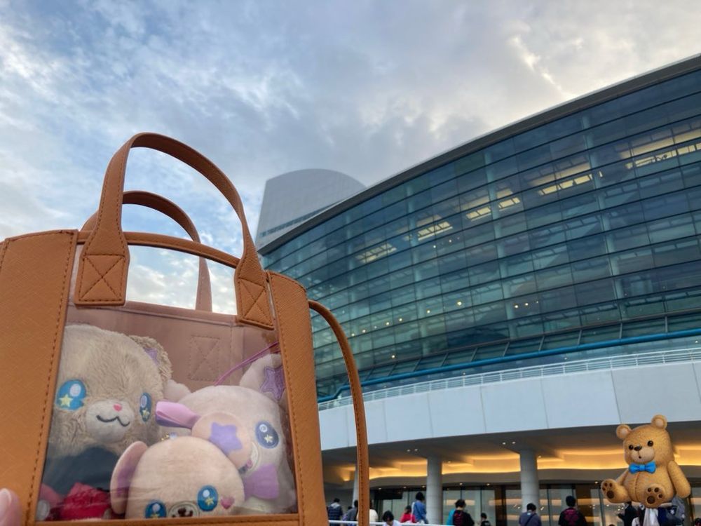 パシフィコ横浜の会場入口前とモフルンぬいたち