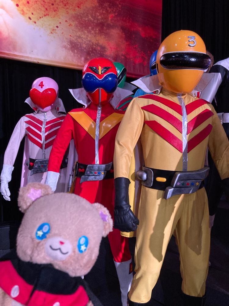 ゴレンジャーの立像とモフルン