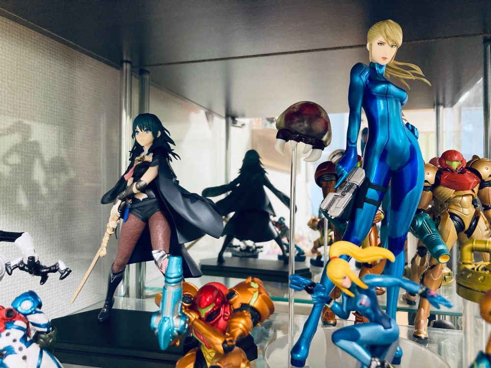 ベレスフィギュアをメトロイドフィギュアを飾っているガラスケースへ
