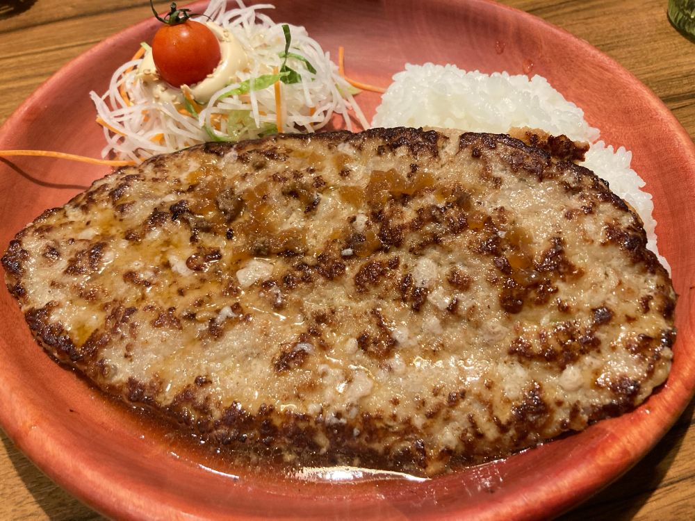 びっくりドンキー！のガリバーバーグディッシュ 400gのハンバーグとサラダとライス