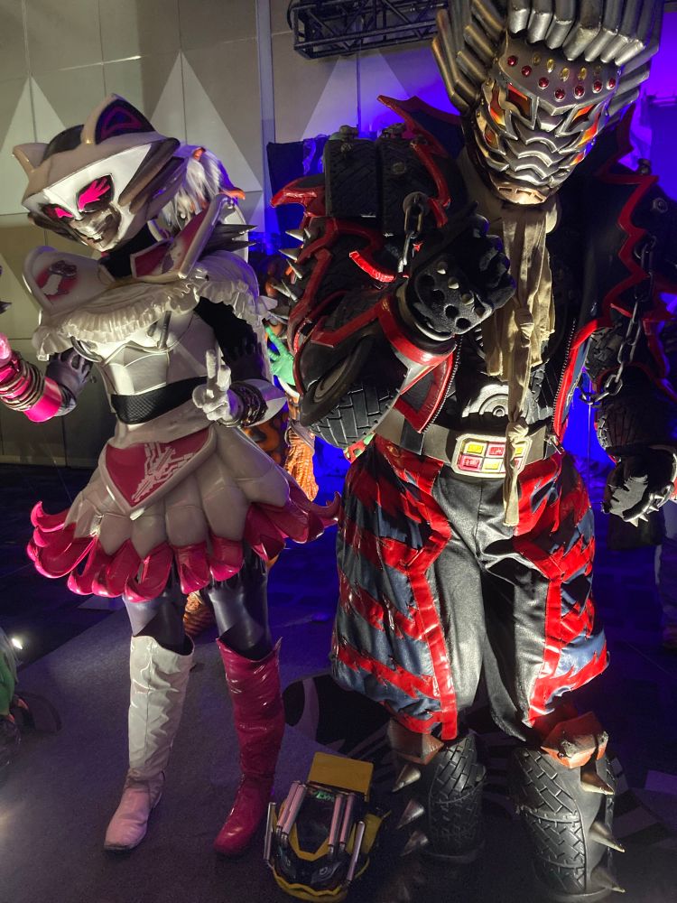 ブンブンジャーの敵幹部トリオの実物スーツとプロップ