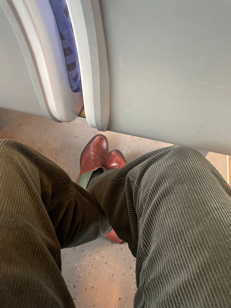 Beine in grüner cord Hose in Bahn 