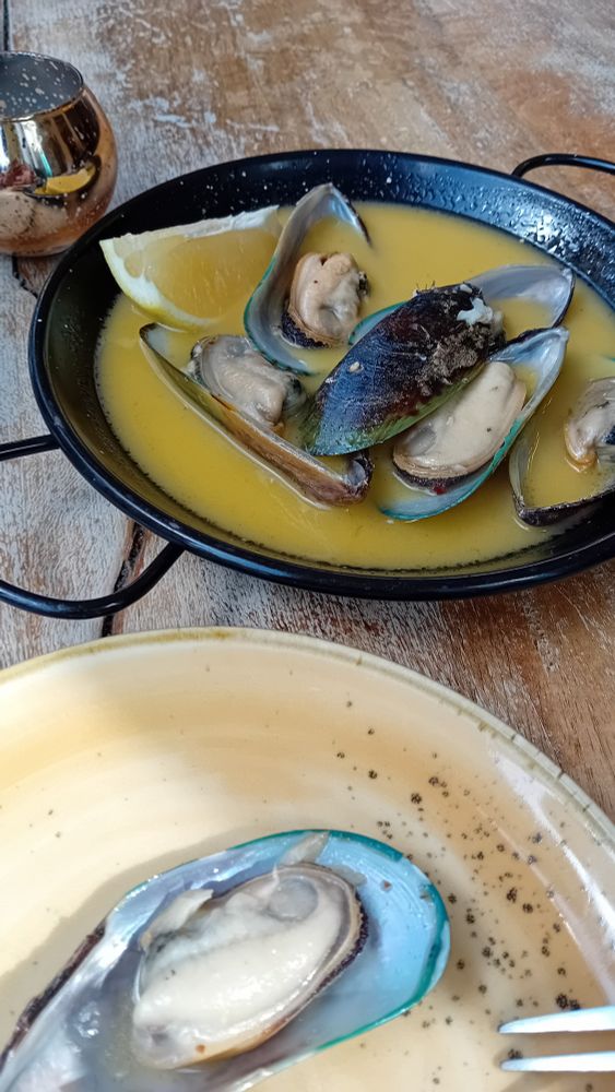 Tapas: mussels in a buttery sauce 