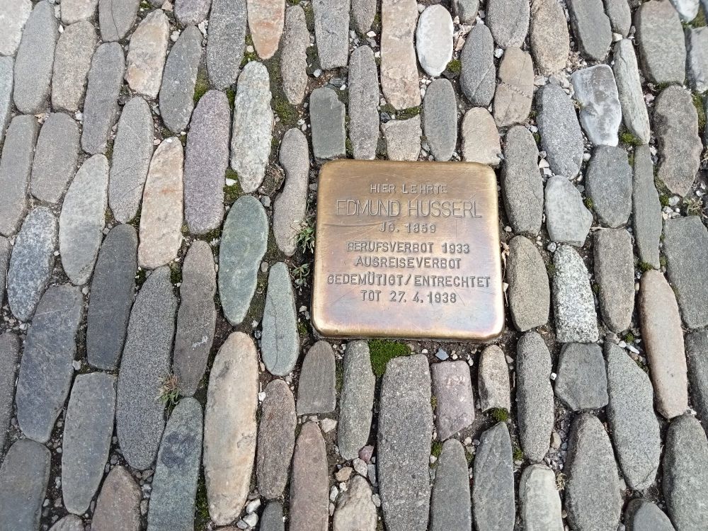 a commemorative plaque:
Hier lehrte
Edmund Husserl 
JC. 1859
Beruftsverbot 1933
Ausreuaecwerbot
Gedemütigt/entrechtet
Tot 27.4.1938