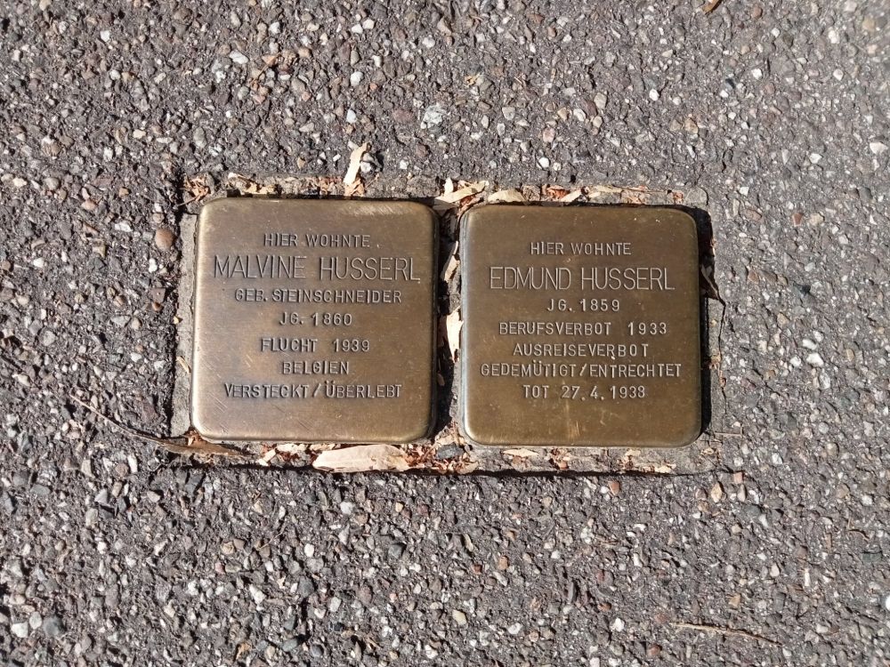 2 commemorative plaques:

Hier wohnte
Malvine Husserl 
ger. Steinschneiser
JG 1860
Flucht 1939
Belgien
Versteckt/überlebt

Hier wohnte 
Edmund Husserl 
JG 1859
Beruftsverbot 1933
Ausreuaecwerbot 
Gedemütigt/entrechtet 
TOT 27.4.1938
