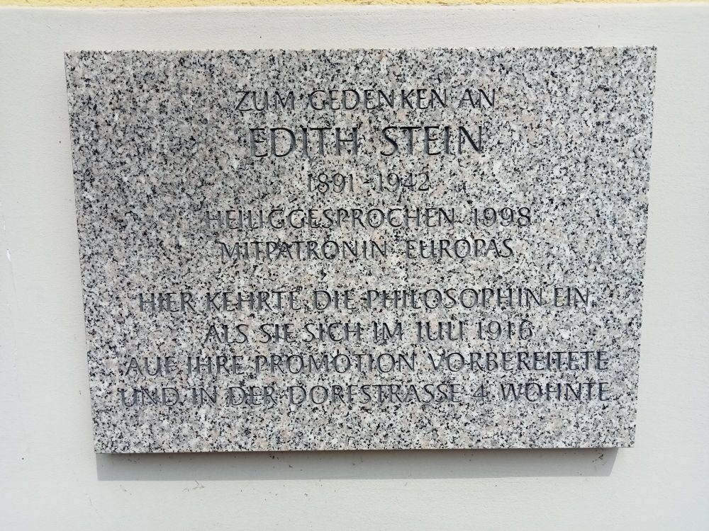 Zum gedenken an
Edith Stein
1891–1942
Heliggesprochen 1998
Mitpatronin Europas
Hier kehrte die philosophin lin
Als sie sich im iuli 1916
Aue ihre promotion vorbereitete
Und in Der dorestrasse 4 wohnte
