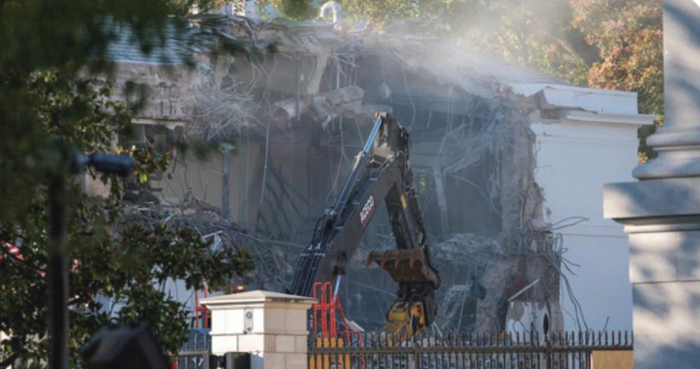 Demolition of the White House East Wing entrance. 