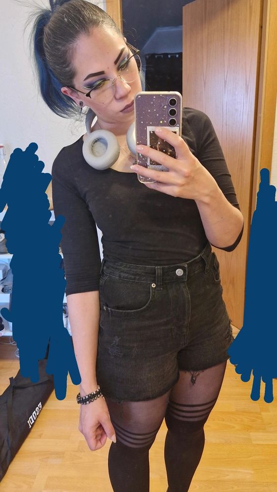 Ich mit schwarzen shorts, Strumpfhosen und shirt mit Mittellangen armen.