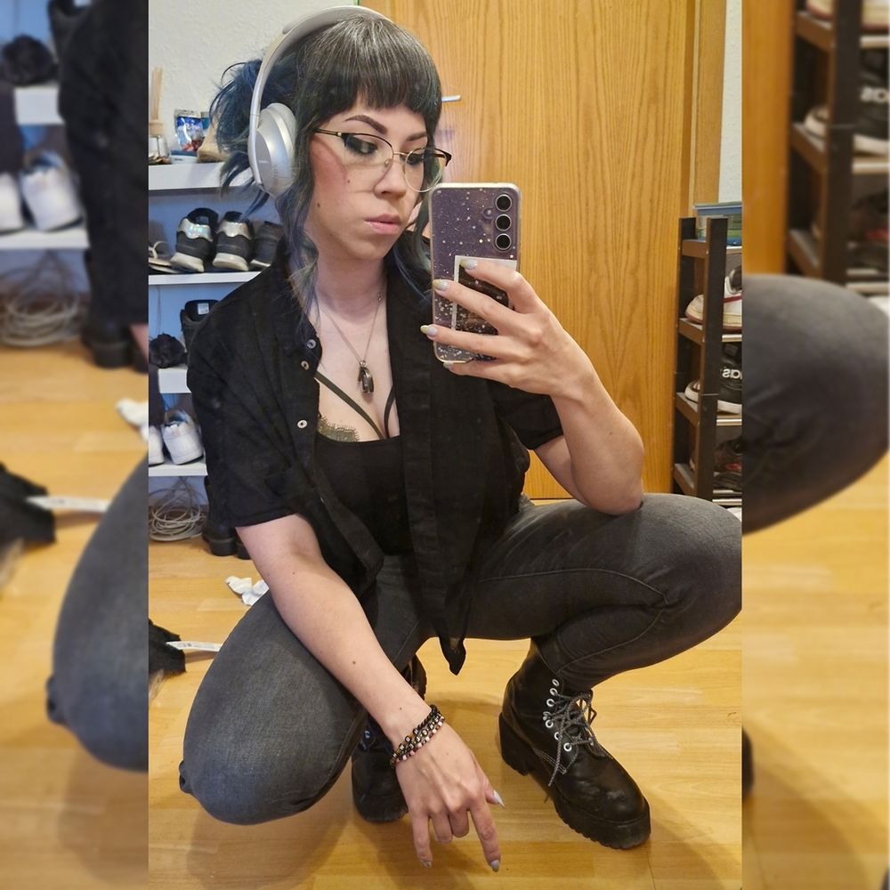 Outfitpost all in black. Schwarzes Leinenhemd, schwarze Hose, schwarze Boots und olivgrünen Oberteil mit Spitze.