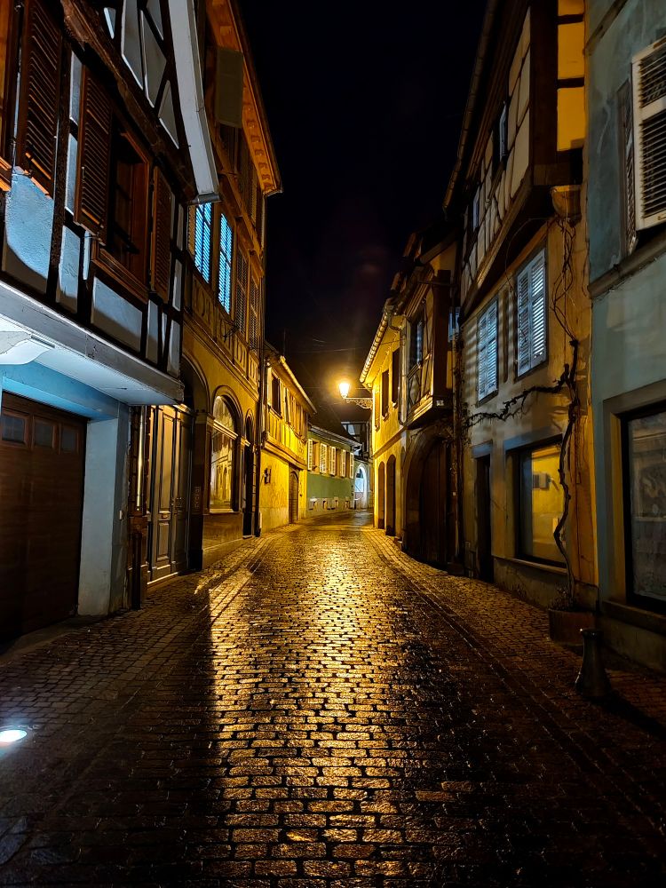 Une rue de nuit après la pluie, à Barr (Alsace)