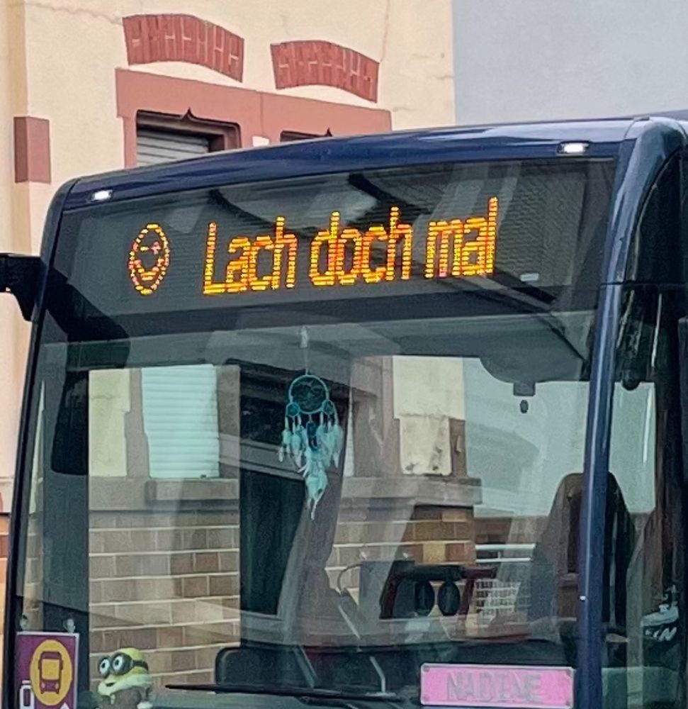 Statt Zielort steht auf der Anzeige „Lach doch mal“ und ein Smiley