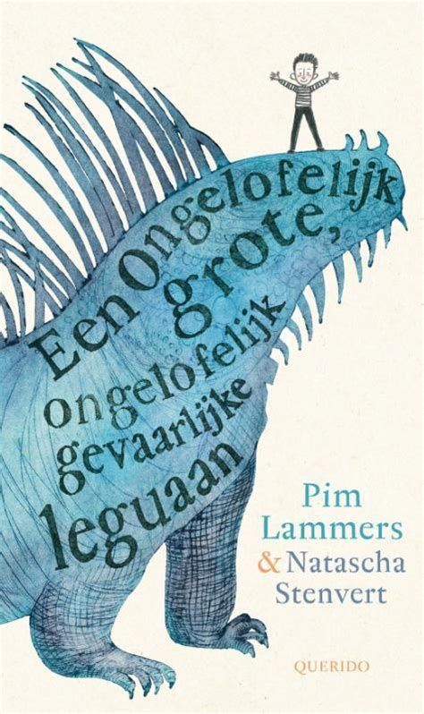 Voorkant van "Een ongelofelijk grote, ongelofelijk gevaarlijke leguaan", geschreven door Pim Lammers en getekend door Natascha Stenvert.
Je ziet de kop en voorpoten van een blauwe leguaan met grote stekels, waar een jongen met wijde armen en benen bovenop staat
