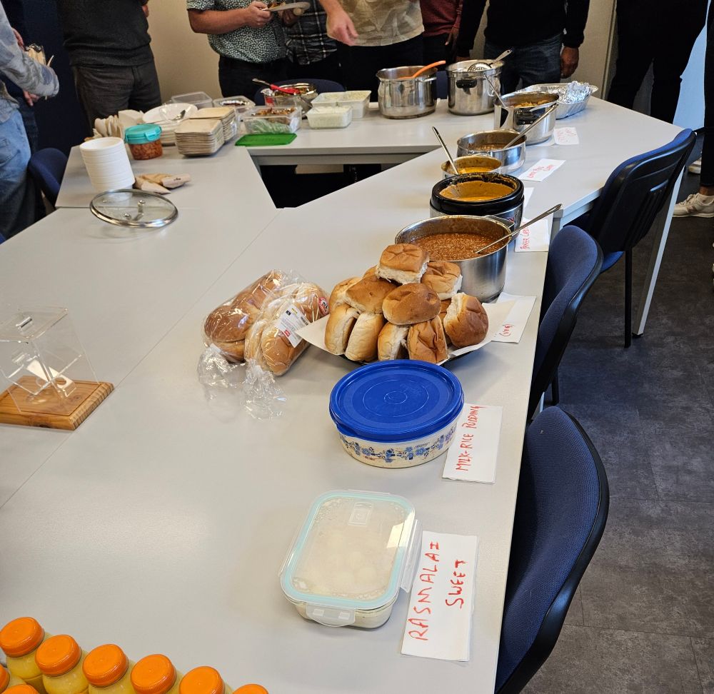 Diverse gerechten op een lange tafel uitgestald