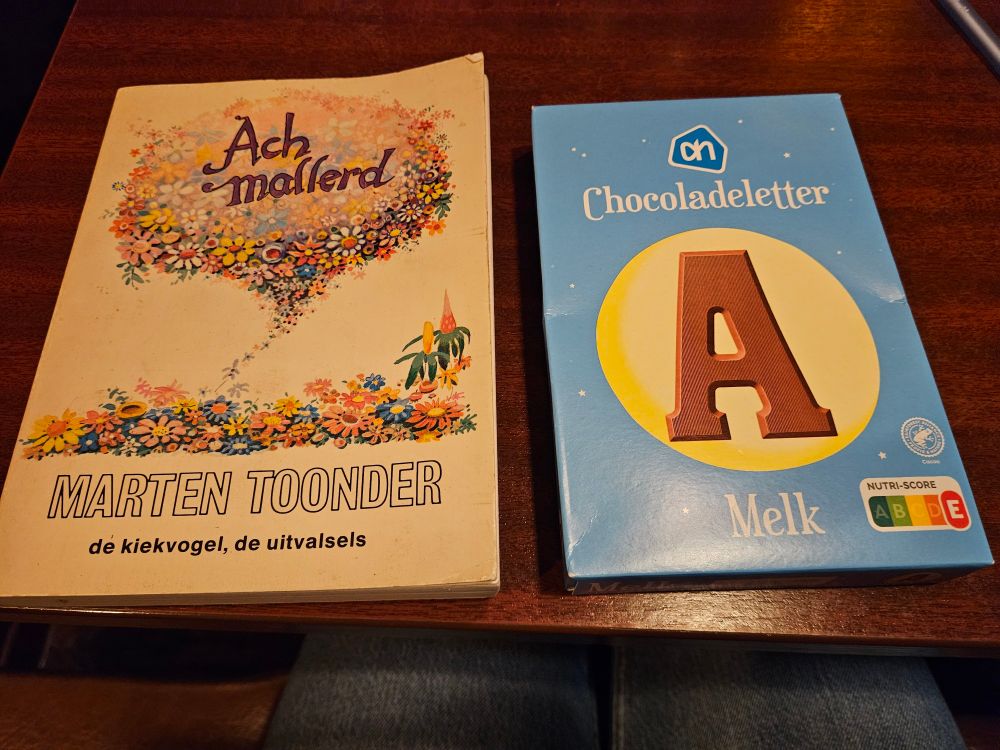 Bommelbundel 'Ach mallerd' van Marten Toonder en een melkchocoladeletter A