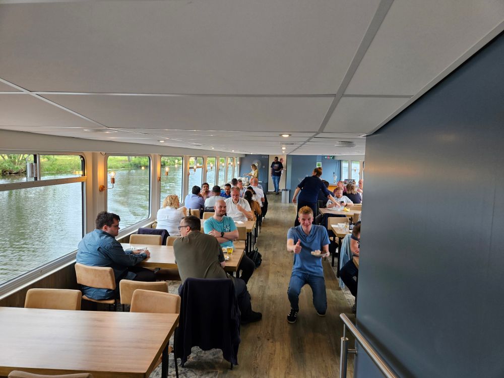 Etende en drinkende collega's aan boord (en een jolige enkeling