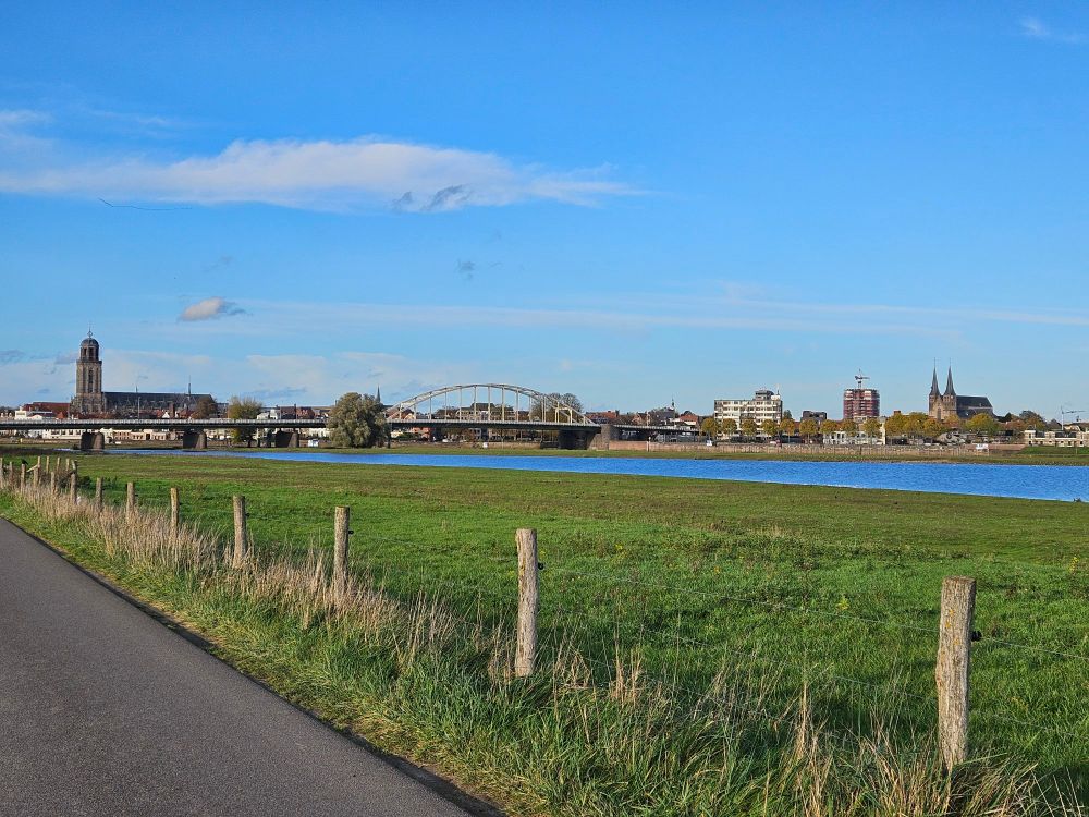 Skyline van Deventer met Lebuïnuskerk, Broederenkerk (half achter) Wilhelminabrug en Bergkerk met 2 torenspitsen