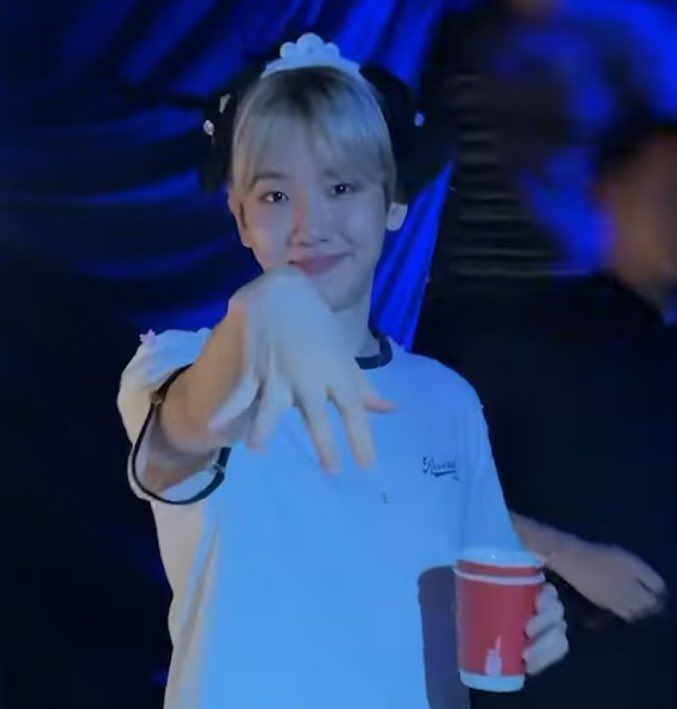 Incrível que toda foto ele ta com comida ou algum copo na mão. 😆 Nesse caso, ele estava me exigindo um pedido de casamento apropriado. 