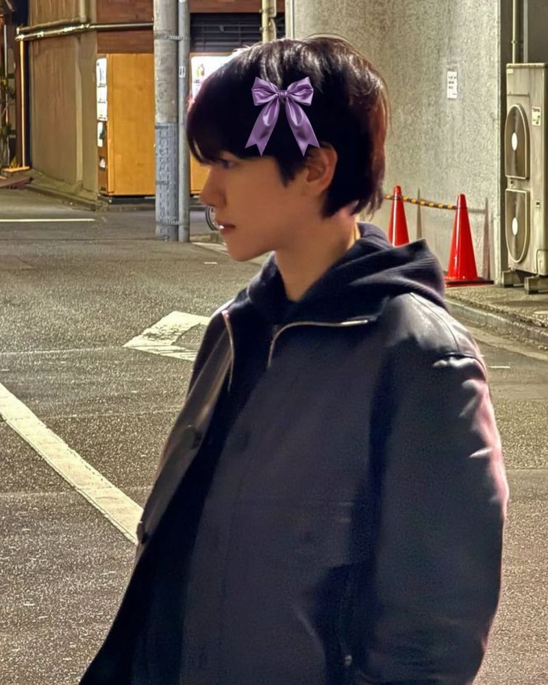 Suyeon todo de preto, muito trevoso, mas com lacinho roxo! É a cor favorita dele. 100% real a imagem! 