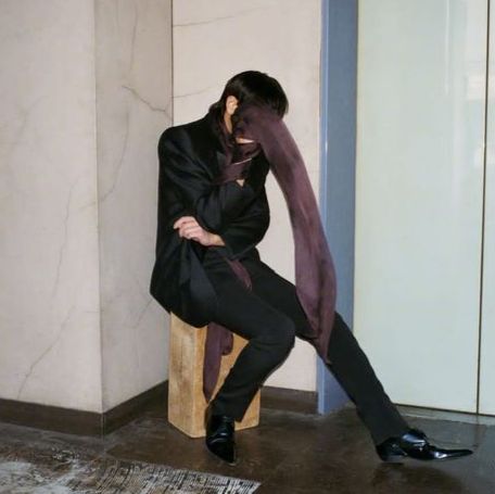 Borracho en París - Indios. Porque essa combina com a vibe. Sim, estou meio melancólico. (não era a intenção tampar o rosto, apenas foi um clique no momento errado, mas eu gostei da foto). 