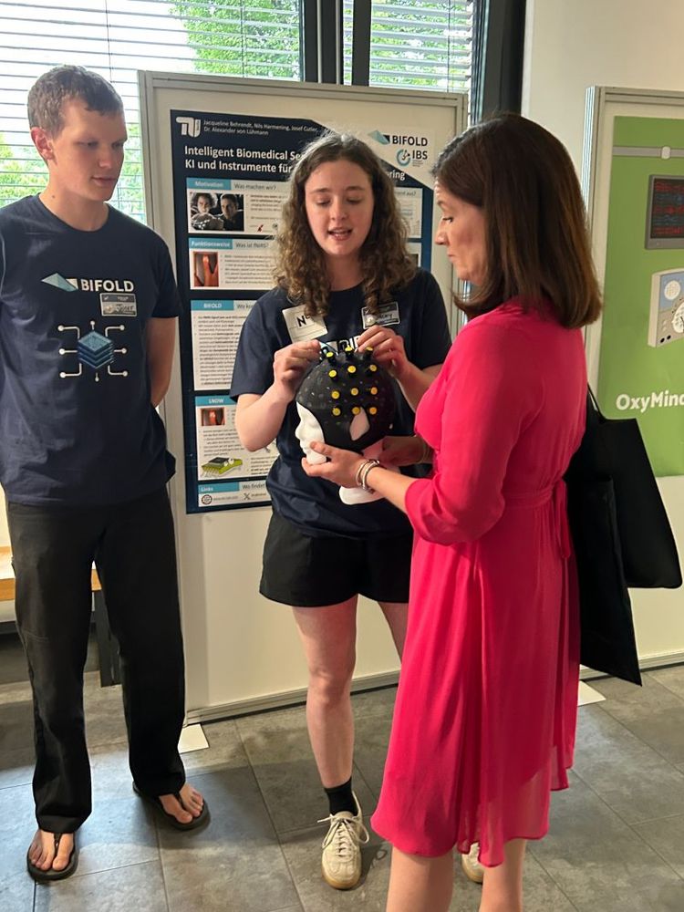 Thank you senator Katharina Günther-Wünsch, Senatsverwaltung für Bildung, Jugend und Familie, for taking the time to visit the BIFOLD booth at LNdW 2025. We
believe that AI education belongs in schools and we try to get the next generation of scientists interested in AI research at an early stage. #KImachtschule