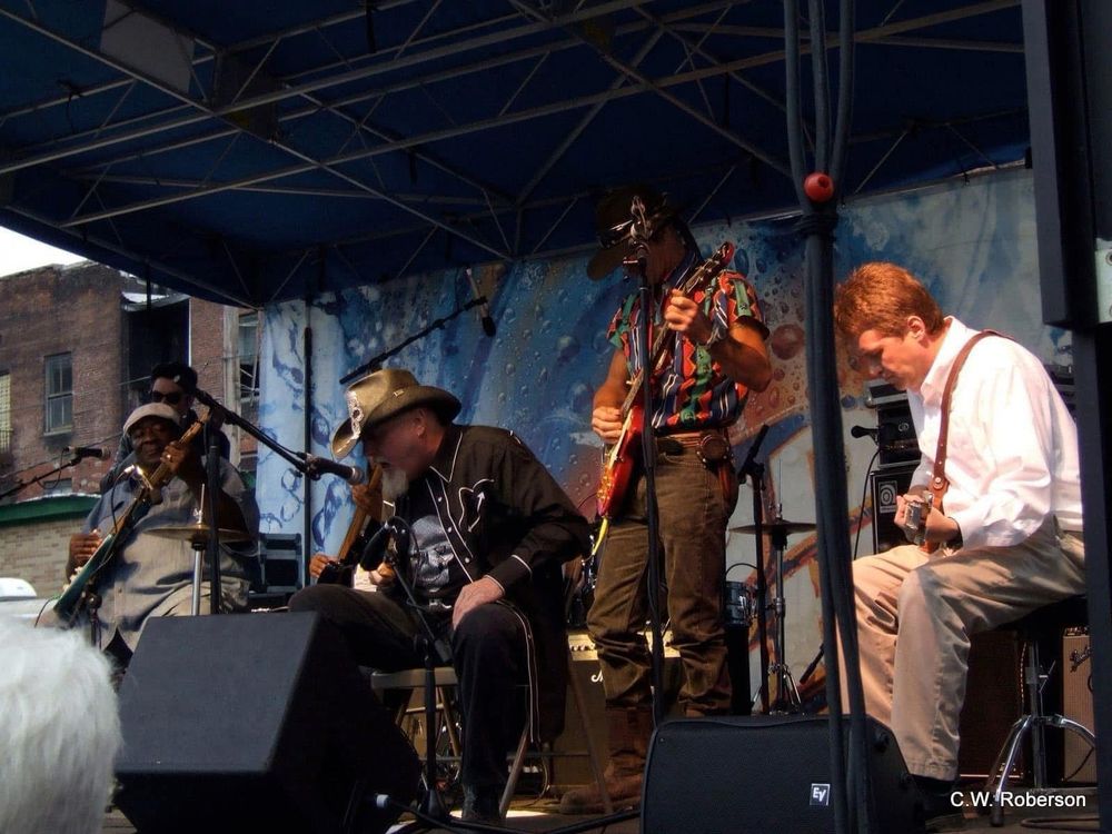 Onstage with Bob Corritore, Big Jack Johnson, Spoonman, Carla Robinson (obscured), Mose Taylor, me.
2009. Helena 
