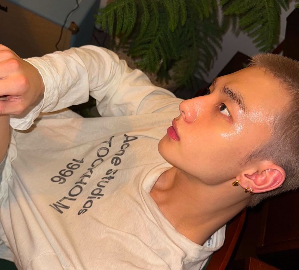 7 1/2 inches soft, a little curved, 1 1/2 inch girth, cut, length color #FFC096, tip color #FFBBBB, fluids #FEFEFE, bulbous head w mushroom cap, vein color #D1ECFF, clean base aside from some hair. rough and selfish but a proud giver most of the time.