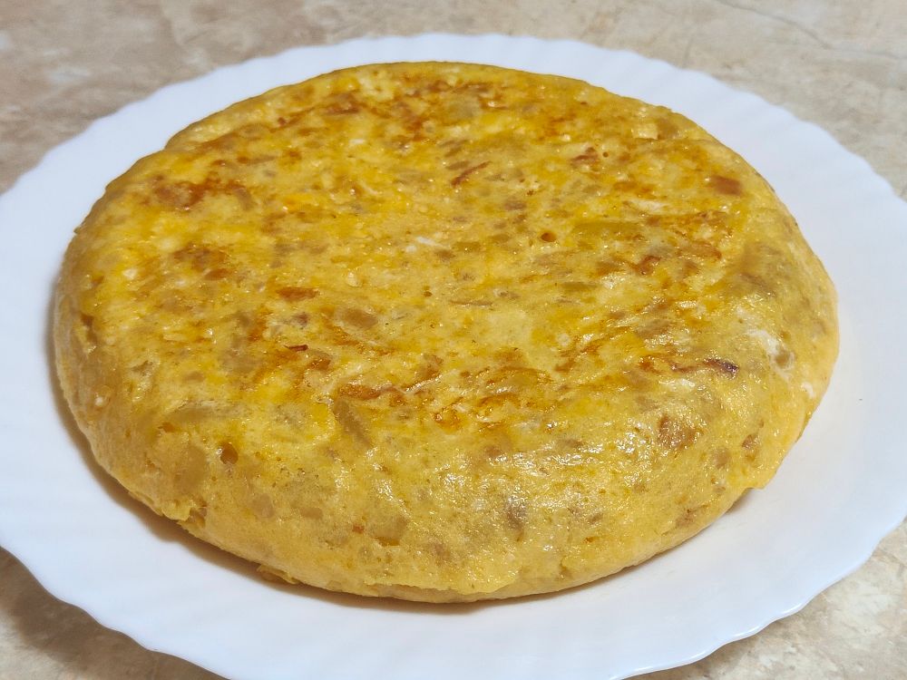 Tortilla de patata. Con cebolla.