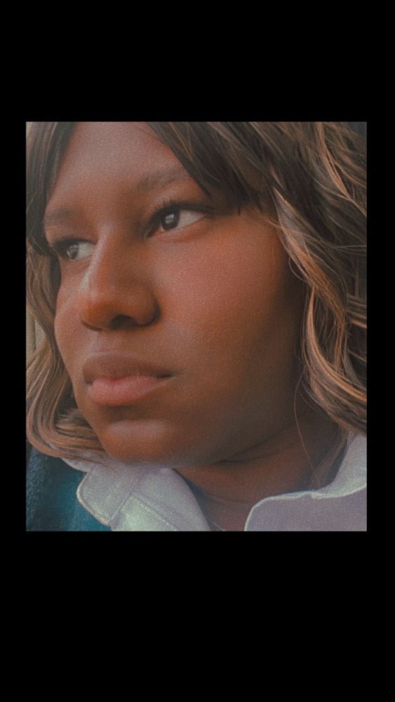 Lynn is staring off into space. She’s probably thinking about life, owls, or fries… or perhaps… her girlfriend 🥰