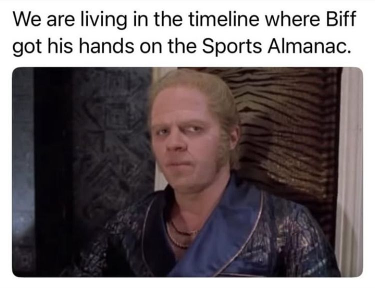 texto: “estamos vivendo na linha do tempo em que Biff conseguiu o Sports Almanac”. Foto do Biff, o vilão de De Volta Para o Futuro
