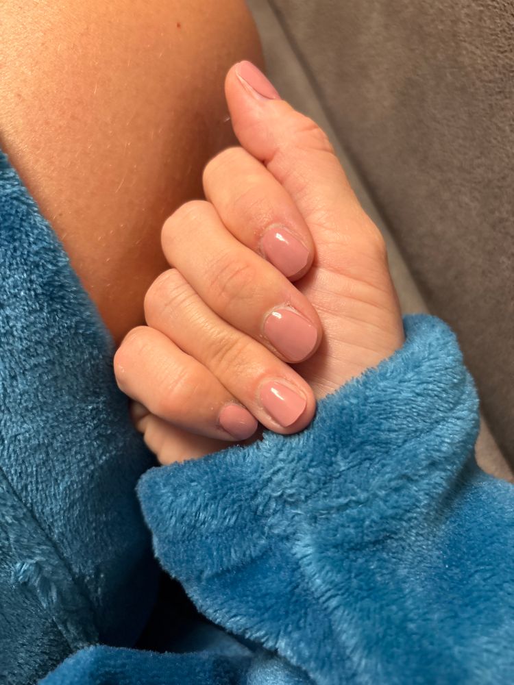 Meine Hand mit frisch altrosa lackierten Fingernägeln. Ich trage meinen petrolfärbigen Kuschelbademantel.