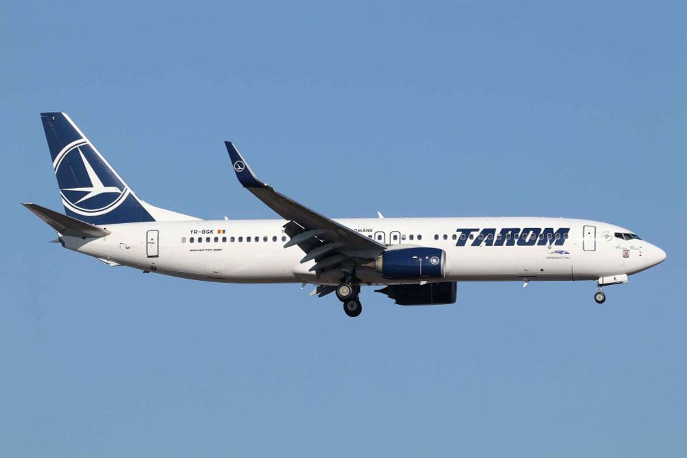 INCIDENT: un avion TAROM a revenit la București după ce a fost lovit de fulger