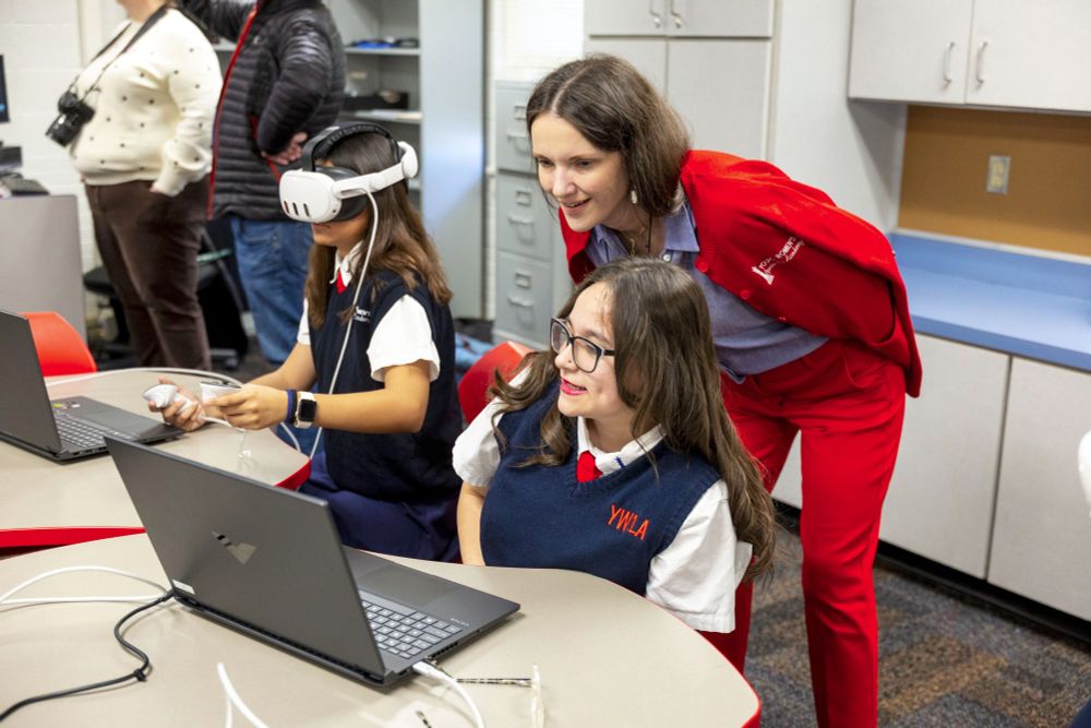 High school students explore real scientific datasets in virtual reality with syGlass and Diamondback Energy.