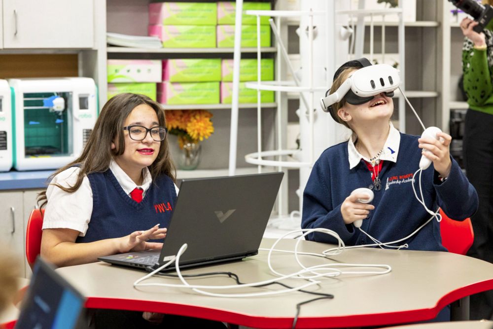 High school students explore real scientific datasets in virtual reality with syGlass and Diamondback Energy.
