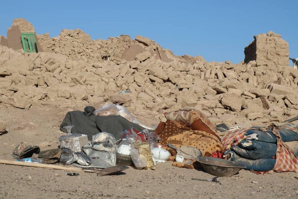 Bild aus dem Erdbebengebiet bei Herat, was Menschen retten konnten, steht neben den zerstörten Häusern, manche Menschen haben Zelte, die meisten sind nun obdachlos.