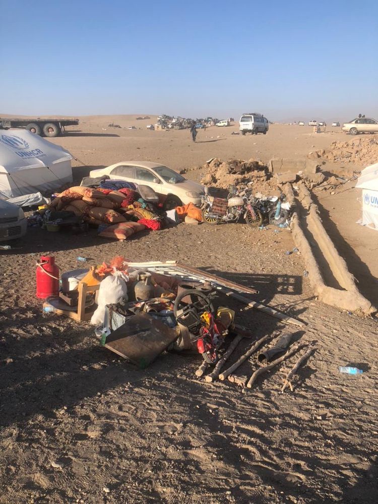 Bild aus dem Erdbebengebiet bei Herat, was Menschen retten konnten, steht neben den zerstörten Häusern, manche Menschen haben Zelte, die meisten sind nun obdachlos.