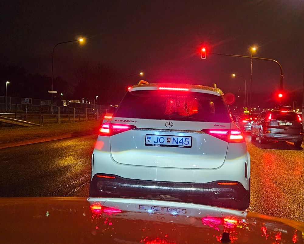 Bíll með númerinu JON45