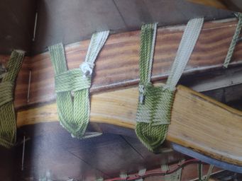 Surrningar på undersidan av en polynesisk dubbelskrovig segelbåt