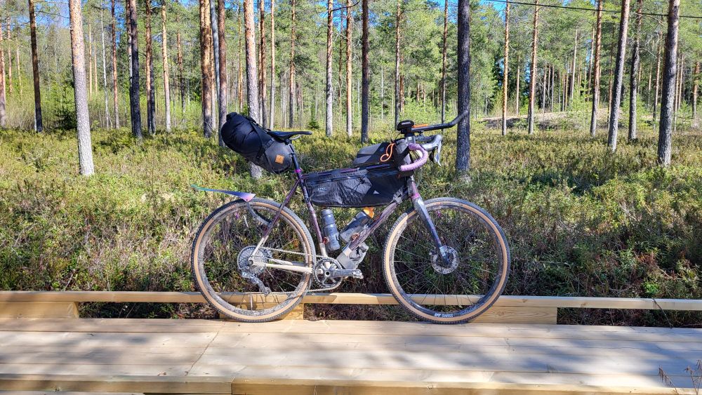Pelago Stavanger laukkuineen Likaanen lakeus -soratieseikkailutapahtuman jälkeen.