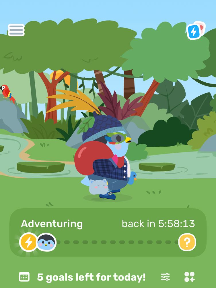screenshot von der Finch App. Man sieht einen Vogel in Wanderkleidung und einem blauen Eichelhut durch eine Landschaft im Amazonas hüpfen.